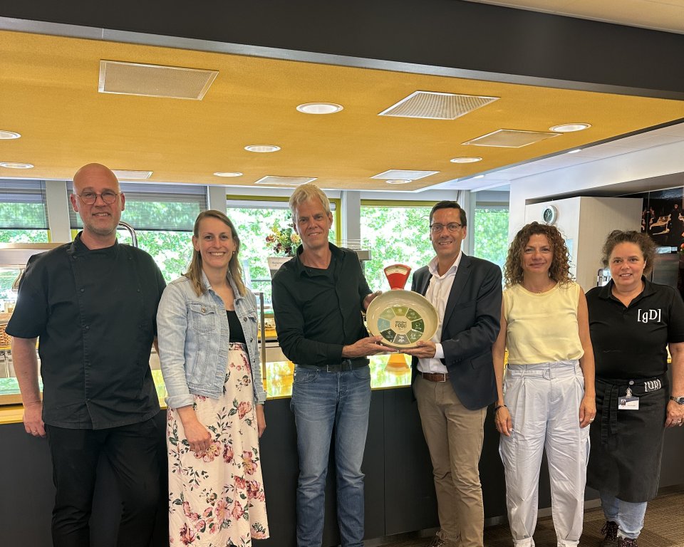5 mensen op een rij waaronder wethouder Henk Bulten na het ondertekenen van het Achterhoek Food Manifest