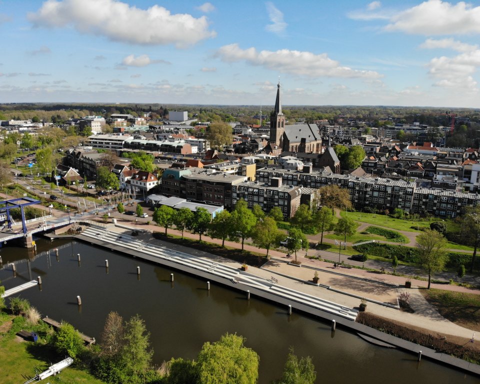 Bovenaanzicht vanaf de Oude IJssel op het centrum van Doetinchem