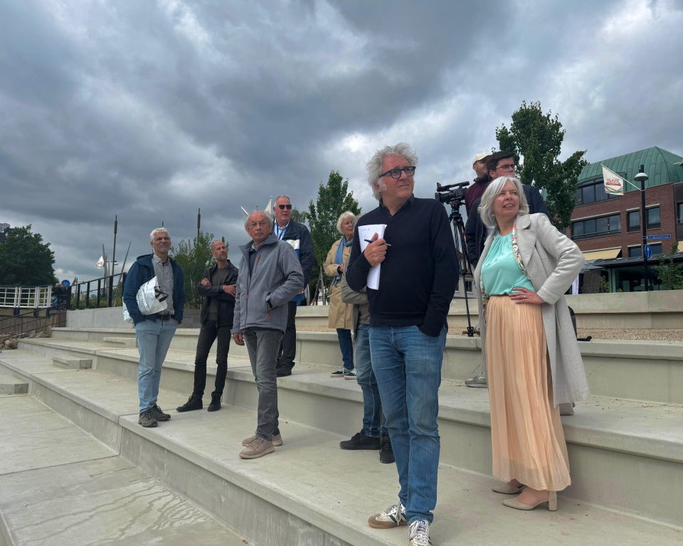 Mensen staan op de tribune aan het water langs de Oude IJssel in Doetinchem