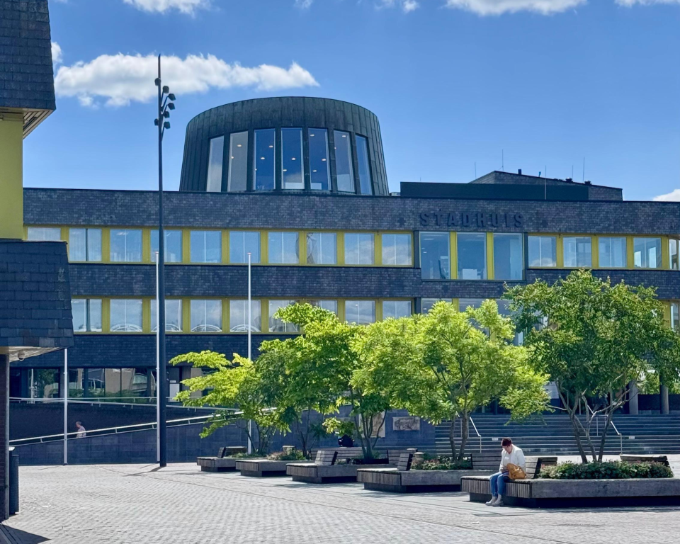 Stadhuis met bomen