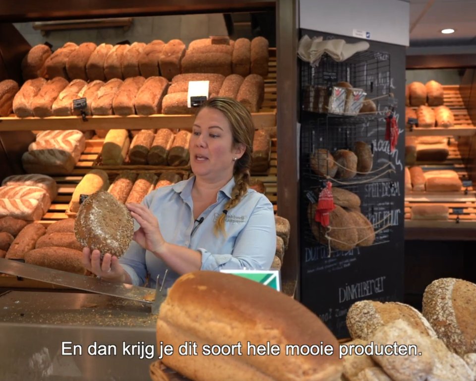 Vrouw toont lokaal gemaakt brood