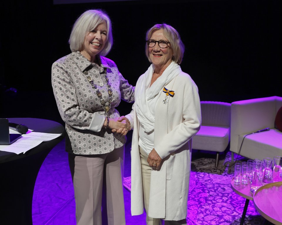 Loco-burgemeester Ingrid Lambregts en mevrouw Jansen-Memelink