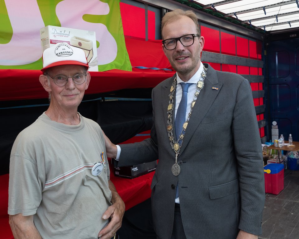 Jan de West ontving een Koninklijke onderscheiding van burgemeester Boumans