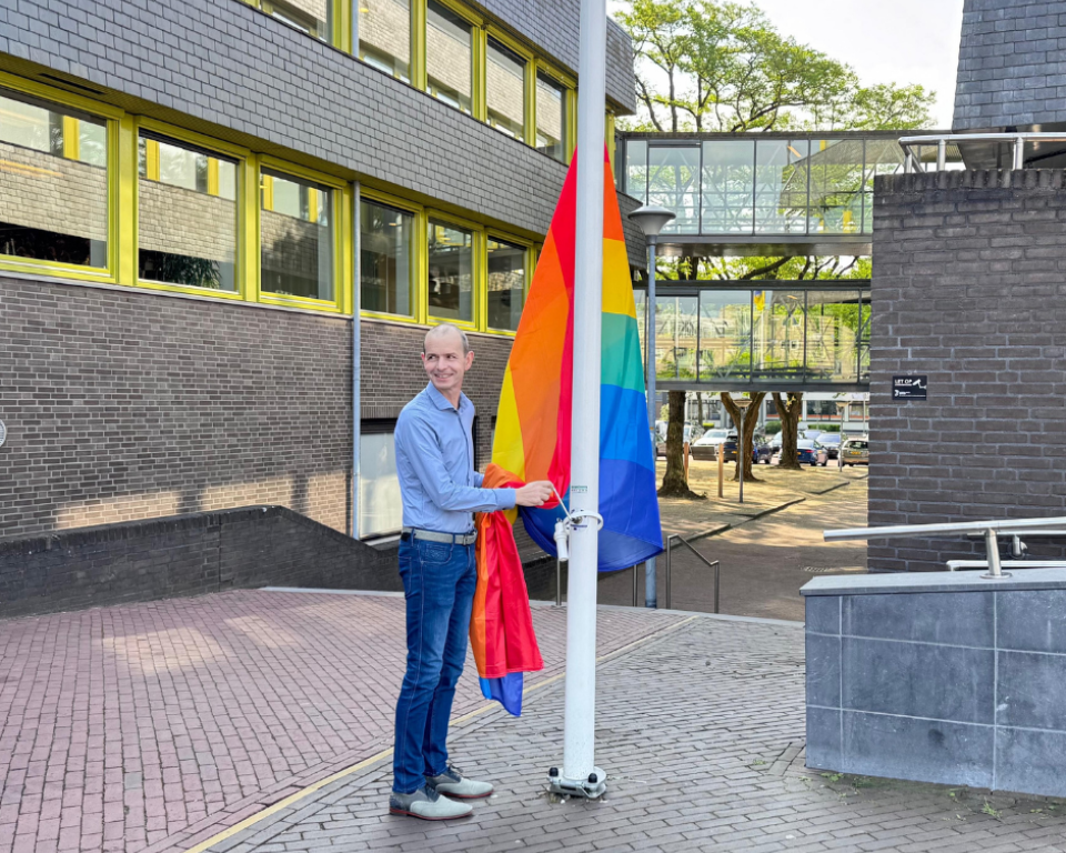 Wethouder Huizinga hijst de regenboogvlag