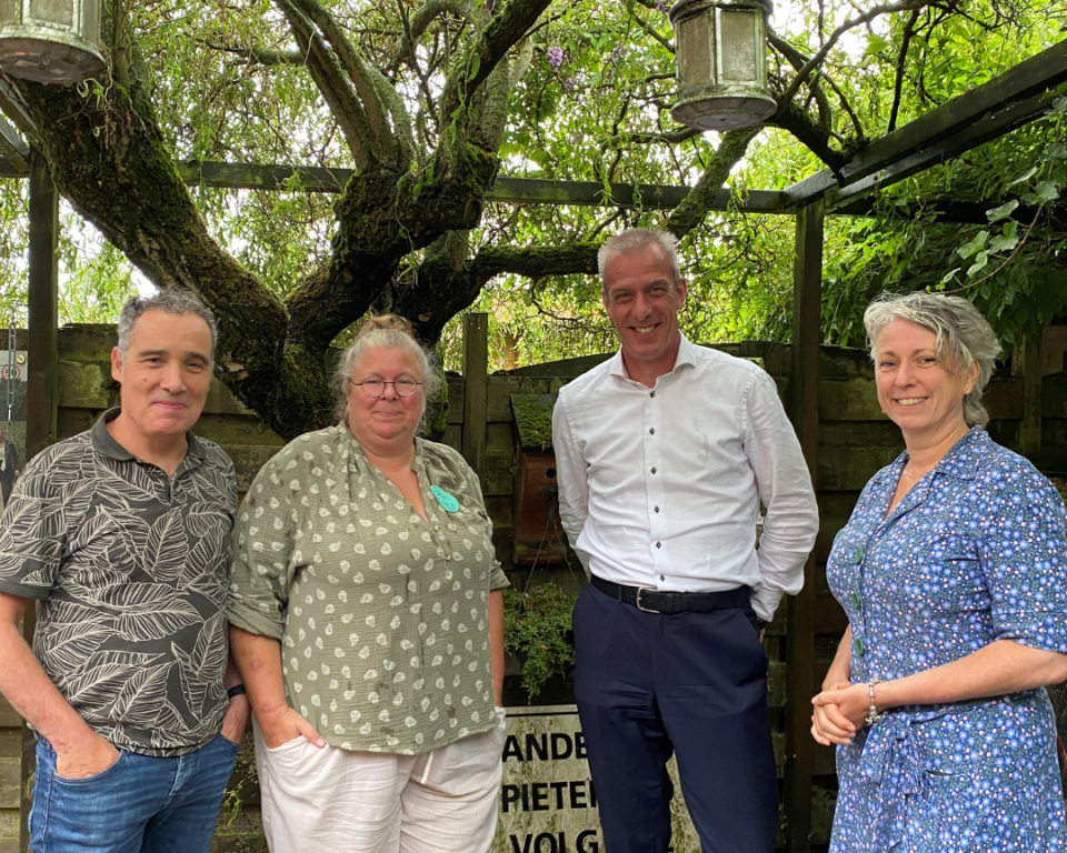 Wethouder Steintjes op tuinbezoek bij Tuinadvies door Tuinranger.  