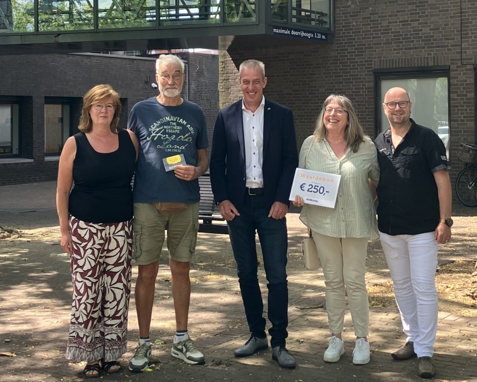 Wethouder Rens Steintjes reikt de waardebonnen van de regentonactie
