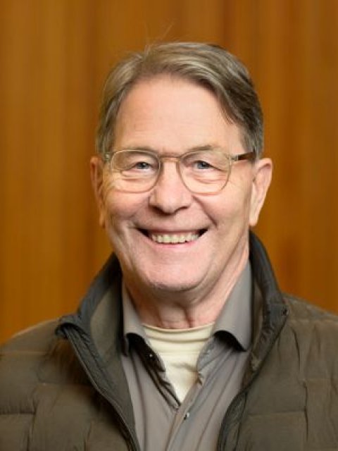 Ger Melissen. Man met grote lach. Haar met scheiding naar 1 kant en lichte bril.