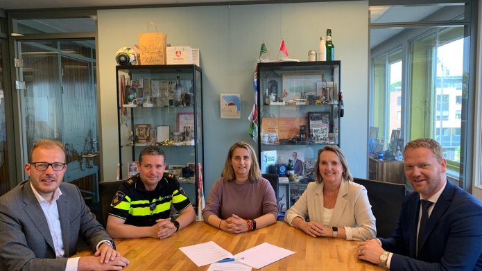 op de foto staan de bestuurders van politie, gemeente, Buha, en Buurtplein die het convenant problematische jeugdgroepen ondertekenen