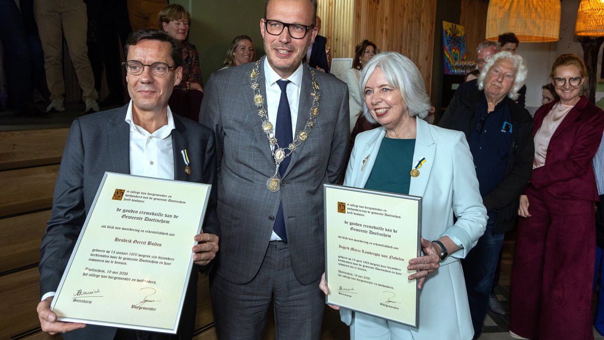 Uitreiking gouden eremedaille aan wethouder Henk Bulten en Ingrid Lambregts