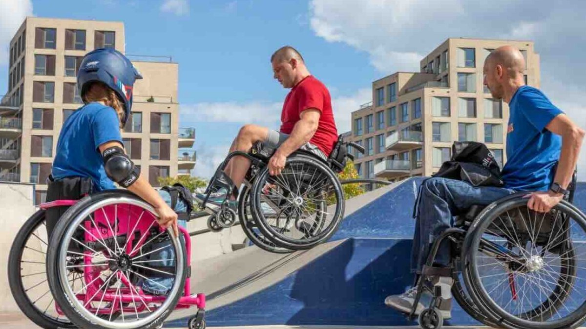 Veiliger en zelfstandiger op pad met een rolstoel