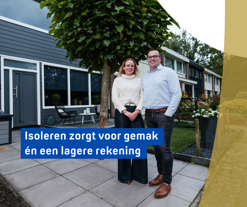 Twee personen staan voor hun woning