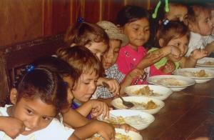 Etende kinderen in La Libertad
