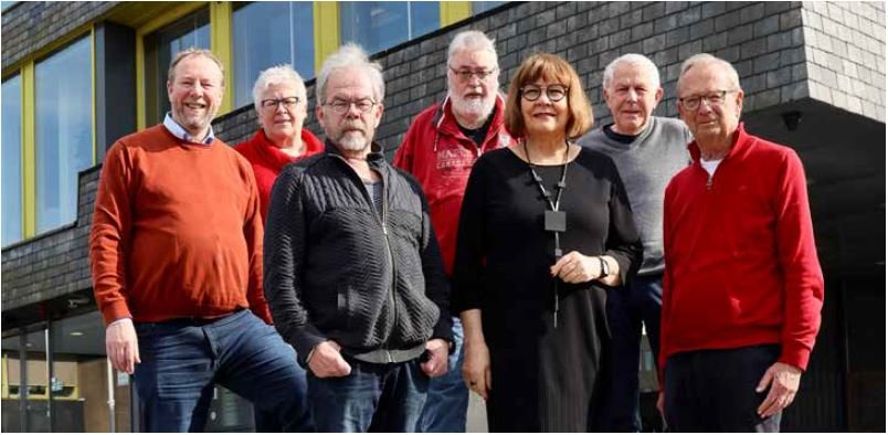 7 leden van de sociale raad staan voor het stadhuis van gemeente Doetinchem.