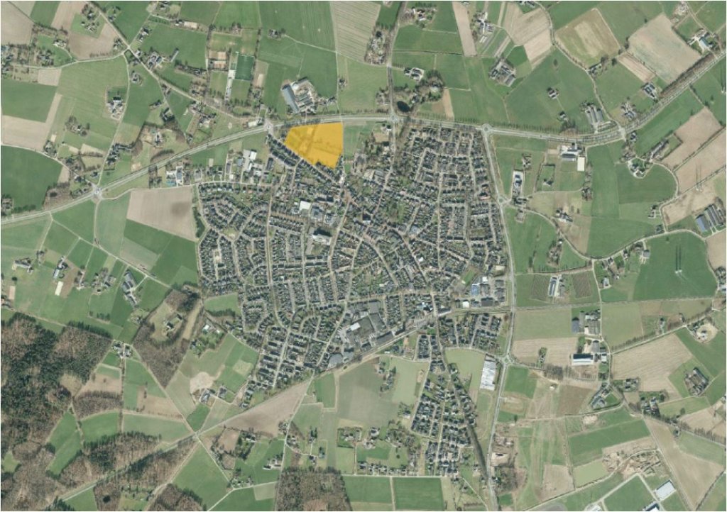het dorp Wehl vanuit de lucht gezien. het gebied Fokkenkamp is geel gearceerd