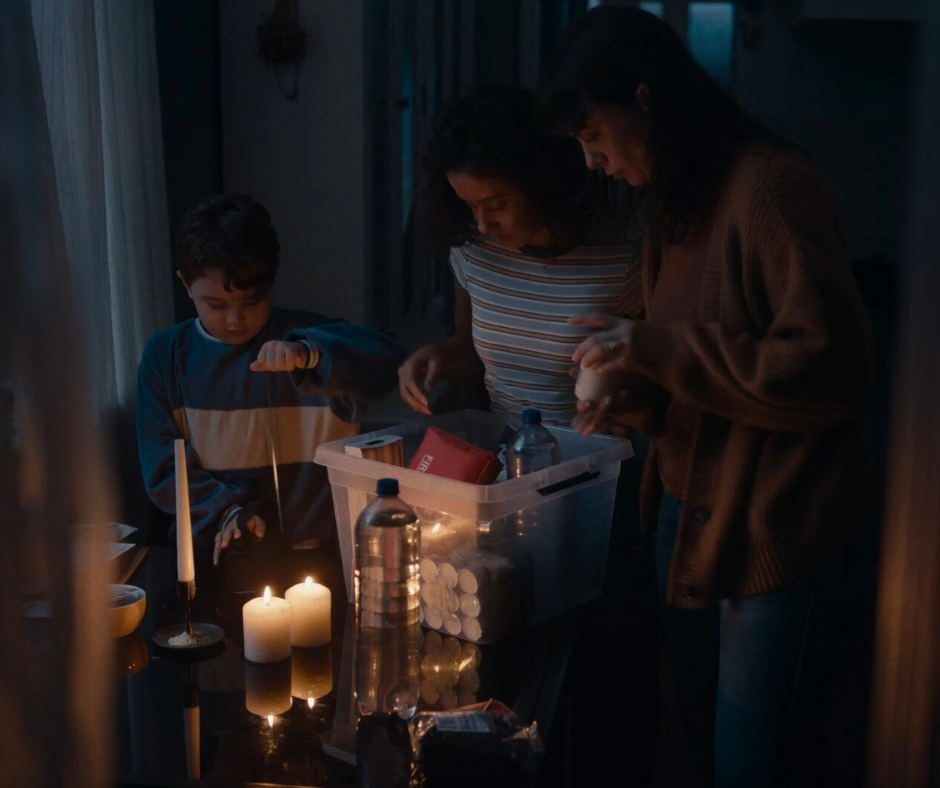 Mensen staan om een tafel met een noodpakket