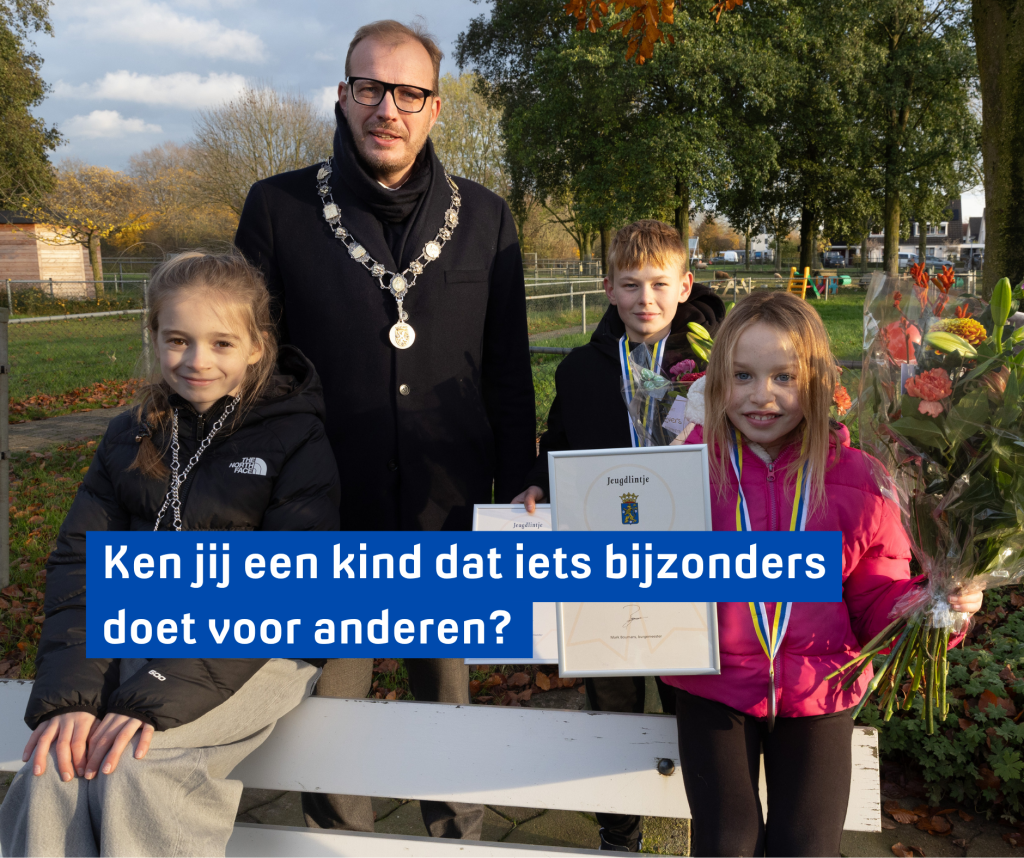 Op de foto (van links naar rechts): oud-kinderburgemeester Maud van der Aart, burgemeester Mark Boumans en de genomineerden van vorig jaar, Roel en Liset Baars.