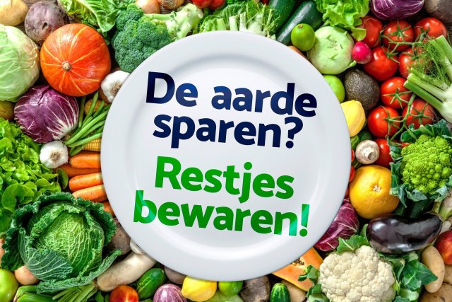 De aarde sparen? Restjes bewaren! Deze tekst staat op een wit bord. Daar onder verschillende soorten groenten en fruit.