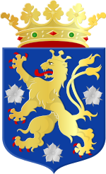 Het wapen van Doetinchem. Blauw schild met erboven een goudkleurige kroon met groene en rode stenen. op het schilde een rechtop lopende  leeuw met erom heen 3 witte mispelbloemen.