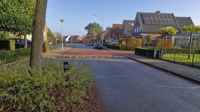 Verouderde Zuivelweg met een verkeersdrempel met rode klinkers