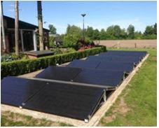 foto van een grondopstelling van zonnepanelen grenzend aan een achtertuin