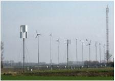 foto met mini wind turbines op een rij in een landschap