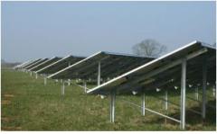 zonnepanelen in strakke rijen schuin opgesteld in een weiland