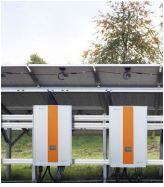 zonnepanelen zichtbaar aan de achterkant met bedrading en electriciteitkasten 