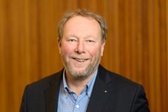 Bert Meijer. Man met lach. Kort licht blond/grijs haar. Met korte baard en snor.