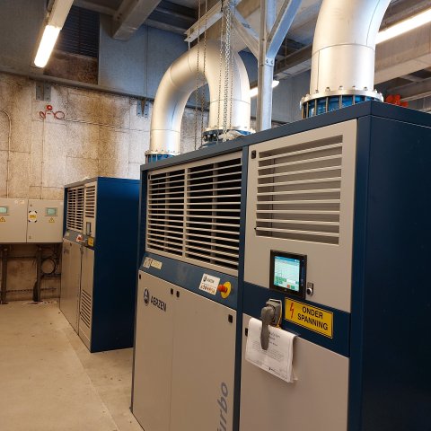 Compressoren die de lucht in de tanks blazen