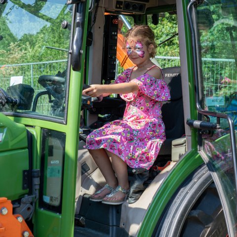 Kind in tractor