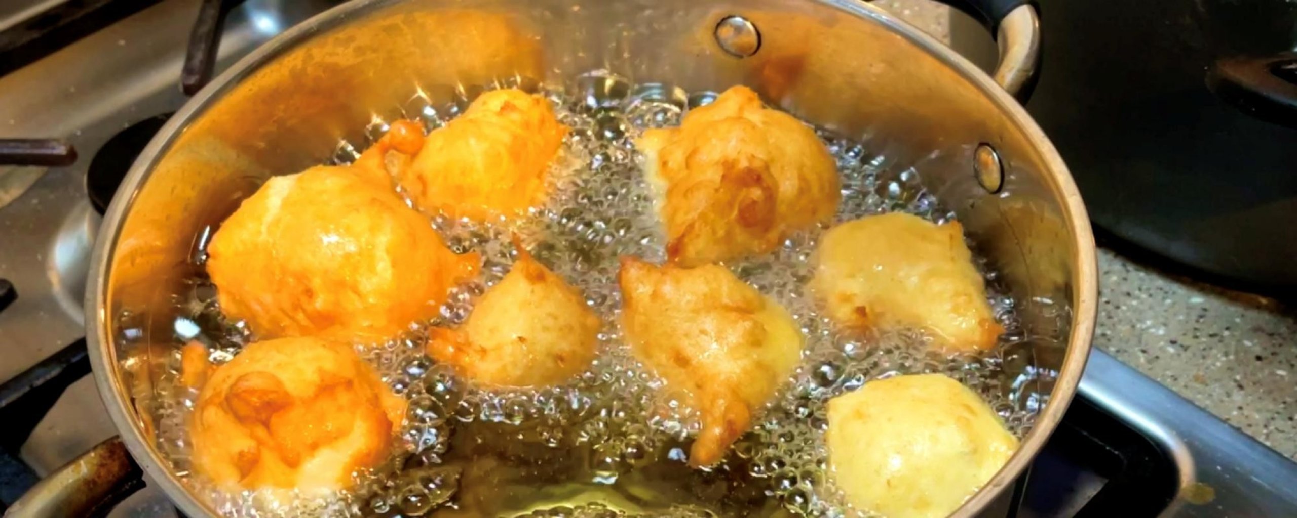 Oliebollen bakken in olie of frituurvet