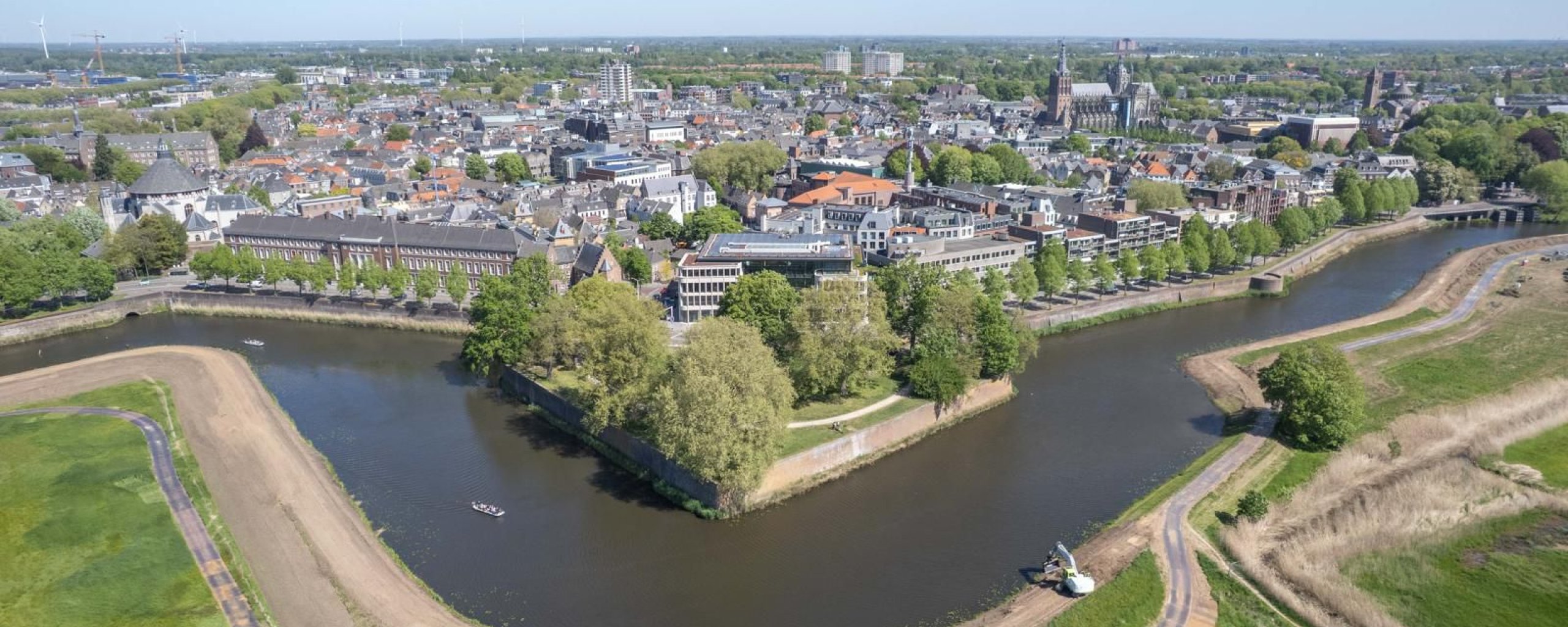 Kraan werkt aan kering Bossche Broek Noord