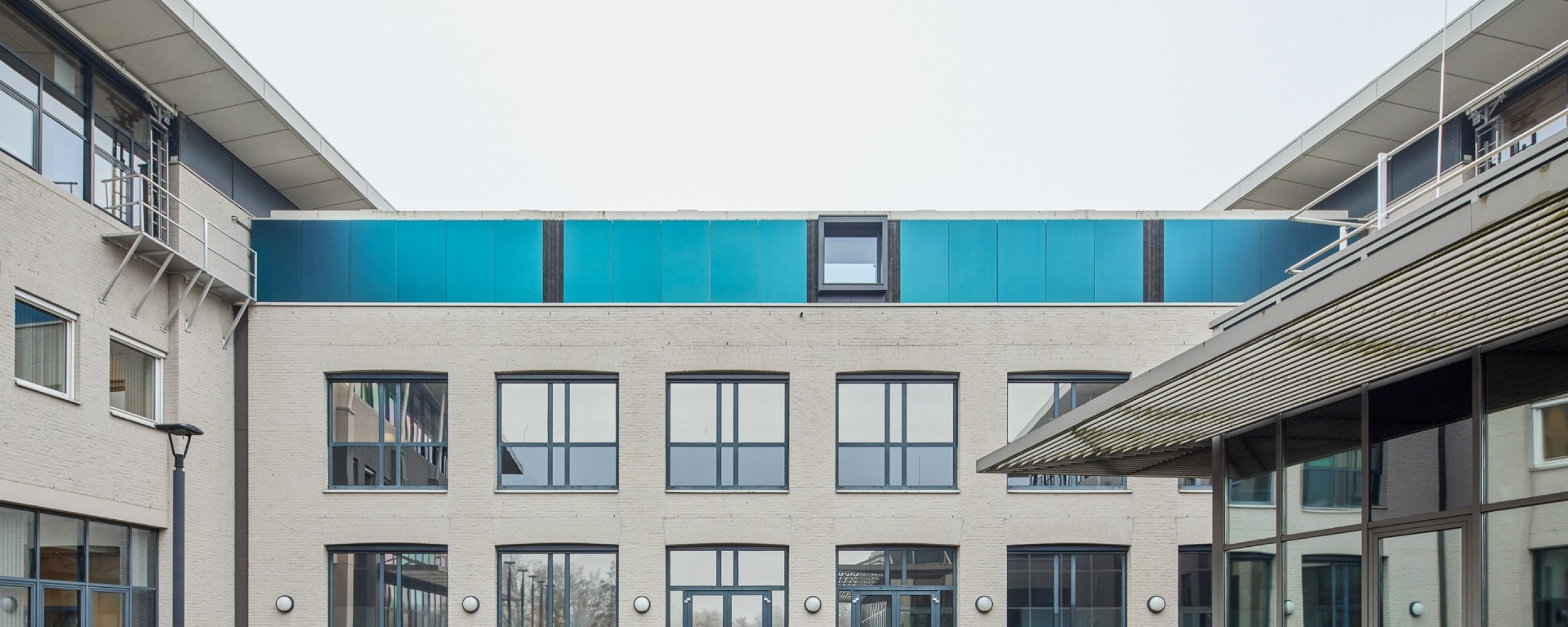 Je ziet het pand van Waterschap De Dommel met de natuurlijke corridor