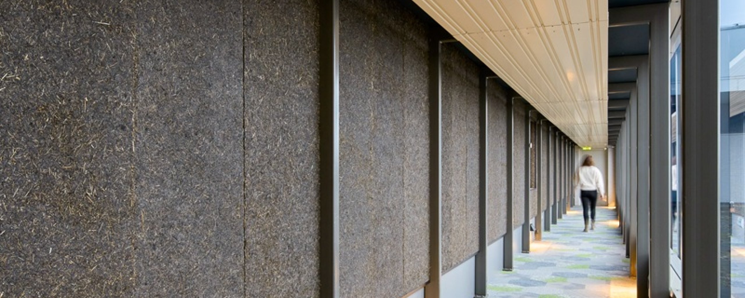 Je ziet de binnenwand van de corridor gemaakt van bermgras