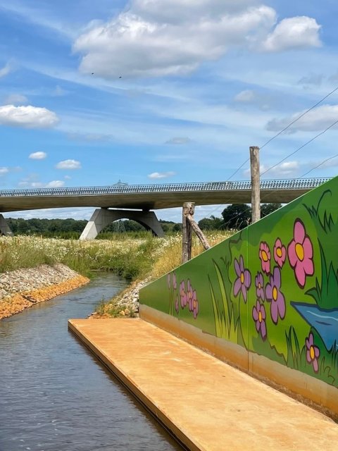 Graffiti op hoogwaterstuw in Run bij Veldhoven