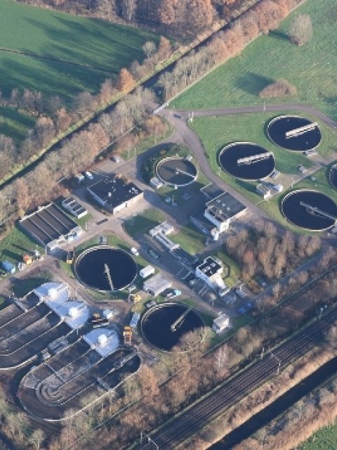 Een luchtfoto van de rioolwaterzuivering Haaren, 2015.