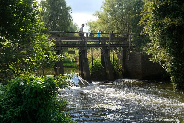Brug over stuw bij Genneper Watermolen Eindhove