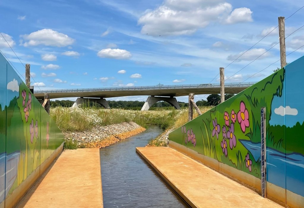 Graffiti op hoogwaterstuw in Run bij Veldhoven