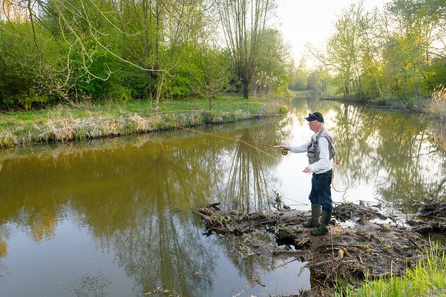 Vissen aan Dommel tussen Antoon Coolenlaan en Genneper Watermolen in Eindhoven