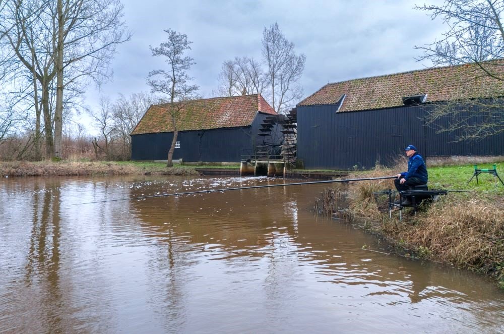 Vissen aan Kleine Dommel bij Collse Watermolen