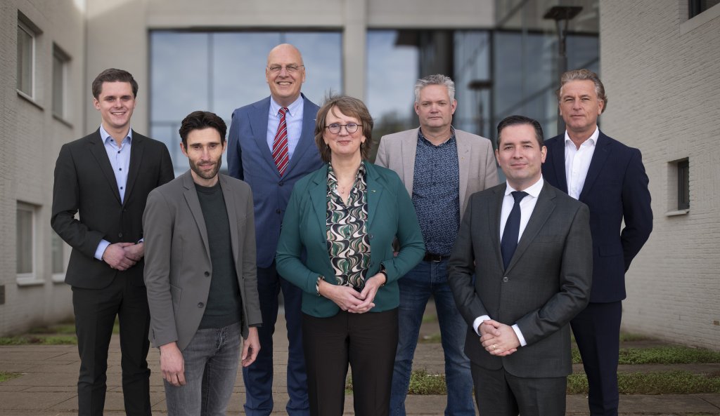 Het dagelijks bestuur van Waterschap De Dommel. Met van links naar rechts: Bas Peeters, Fabian Tijhof, Vincent Lokin, Mado Ruijs, Martijn Tholen, Erik de Ridder en Henk Kielenstijn