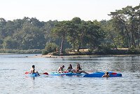 Afbeelding zwemmende kinderen in een officiële zwemplas