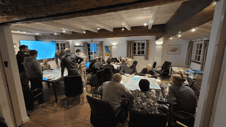 Bijeenkomst waar verschillende mensen op te zien zijn