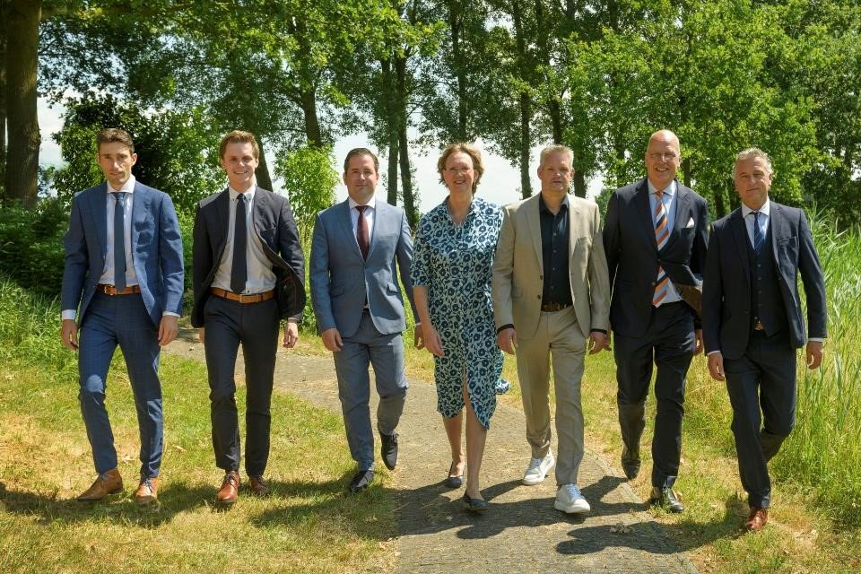 Het dagelijks bestuur van Waterschap De Dommel. Met van links naar rechts: Fabian Tijhof, Bas Peeters, Erik de Ridder, Mado Ruijs, Martijn Tholen, Vincent Lokin en Henk Kielenstijn