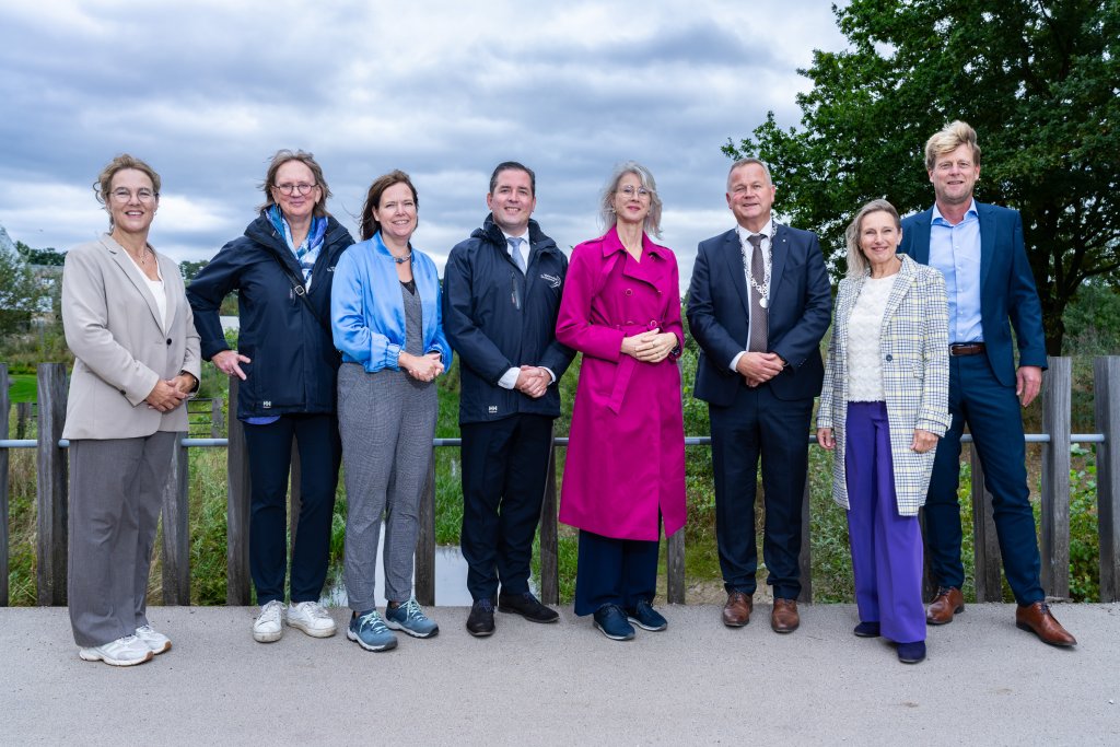 Foto vlnr: Marit Borst (directielid Waterschap De Dommel), Mado Ruijs (bestuurder Waterschap De Dommel), gedeputeerde Saskia Boelema (provincie Noord-Brabant), watergraaf Erik de Ridder (Waterschap De Dommel), minister Mona Keijzer, burgemeester Mark van Stappershoef (gemeente Goirle), wethouder Liselotte Franssen (gemeente Goirle), Bert Naarding (ministerie van Binnenlandse Zaken).