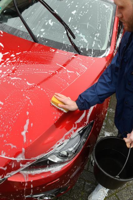 Auto wassen met emmer water