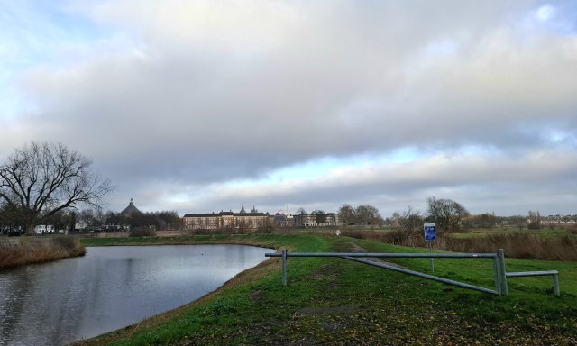 Het Bossche Broek bij 's-Hertogenbosch met dijken die versterkt moeten worden om water te kunnen bergen in geval van extreem hoogwater