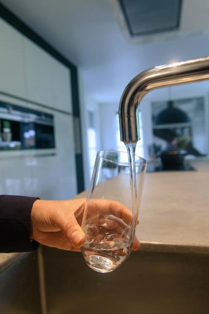 Glas wordt met water gevuld