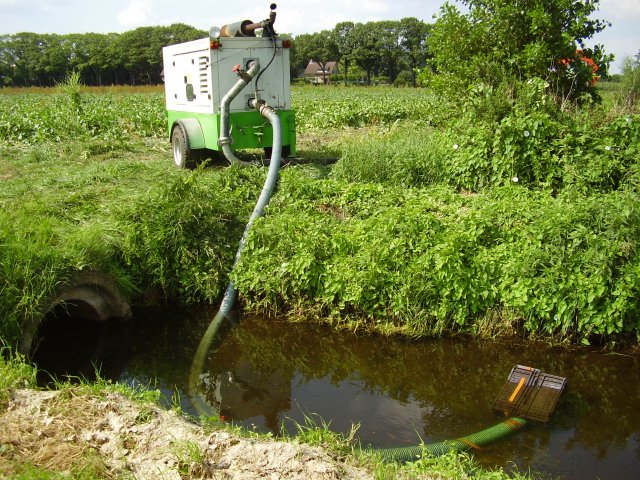 Afbeelding water oppompen uit sloot met pomp