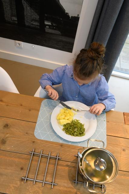 Meisje eet maaltijd zonder vlees